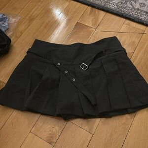 Pleated Zara skort. Worn only 1 time for a couple hours. Perfect condition.
